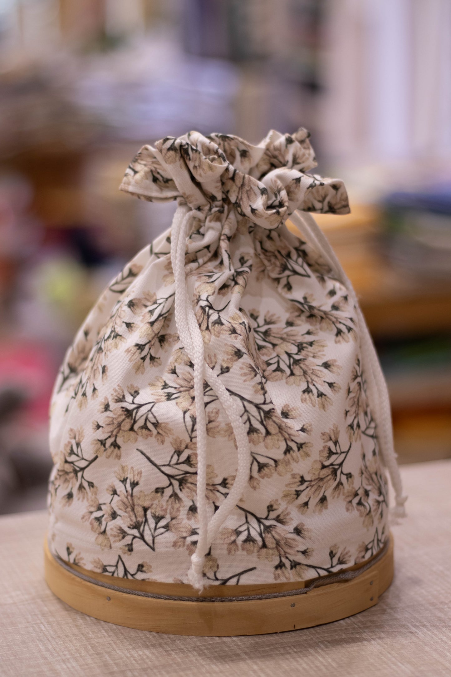 CESTO COM PENEIRA FLORAL